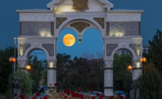Астраханка сфотографировала «клубничную» Луну