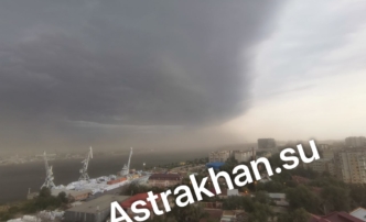 Астраханскую область накрыли пыльная буря и град