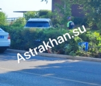 В Астрахани автоледи не справилась с управлением машины, сбила дорожный знак и въехала в кусты В Астрахани автоледи не справилась с управлением машины, сбила дорожный знак и въехала в кусты