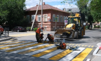 На улицах Астрахани обновляют дорожную разметку