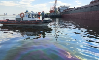В Астрахани Волгу вновь загрязнили нефтью