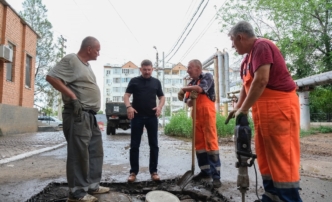 Александр Тихонов помог жителям домов по улице Куликова решить проблему