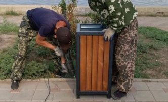 В Астрахани обновляют урны