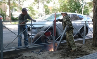 В Астрахани приступили к установке новых леерных ограждений
