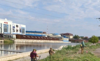 В Астрахани ежедневно идет борьба с сорняками