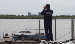 В Астрахани спасатели вытащили из Волги женщину, упавшую с Нового моста В Астрахани спасатели вытащили из Волги женщину, упавшую с Нового моста