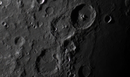 Астраханец показал кратеры на Луне которым больше 3 миллиардов лет Астраханец показал кратеры на Луне которым больше 3 миллиардов лет