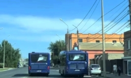 Астраханцы удивлены маневрами пассажирского автобуса Астраханцы удивлены маневрами пассажирского автобуса