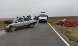Сразу три человека пострадали в результате столкновения легковушек на трассе в Астраханской области