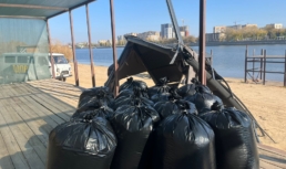 Астраханские активисты провели срочный субботник на городском острове Астраханские активисты провели срочный субботник на городском острове