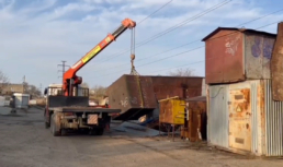 В Астрахани вывозят нелегальные металлические гаражи В Астрахани вывозят нелегальные металлические гаражи
