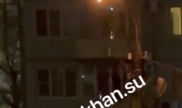 «Полыхают в огне и работают днем»: нечто странное происходит с фонарными столбами по всей Астрахани