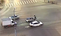 В Астрахани на «известном» перекрестке чуть не сбили инспектора ДПС