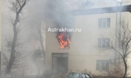 Мощный пожар на Боевой: в Астрахани загорелась квартира Мощный пожар на Боевой: в Астрахани загорелась квартира