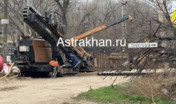 В Астрахани строительный кран рухнул на жилой дом: сотни людей без света и нового водопровода В Астрахани строительный кран рухнул на жилой дом: сотни людей без света и нового водопровода