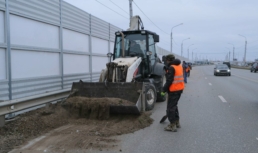 По указанию Администрации Астрахани спецтехника работает ночами и зачищает улицы По указанию Администрации Астрахани спецтехника работает ночами и зачищает улицы