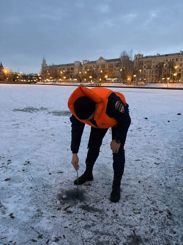 Тонкий лед на Лебедином озере манит астраханцев