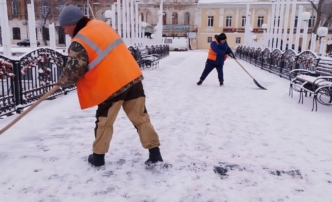 В Астрахани дороги обрабатывают противогололедной смесью