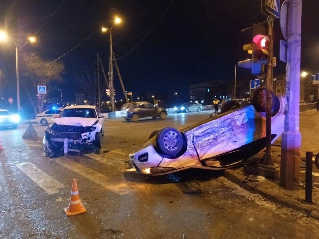 В Астрахани в результате ДТП перевернулся автомобиль