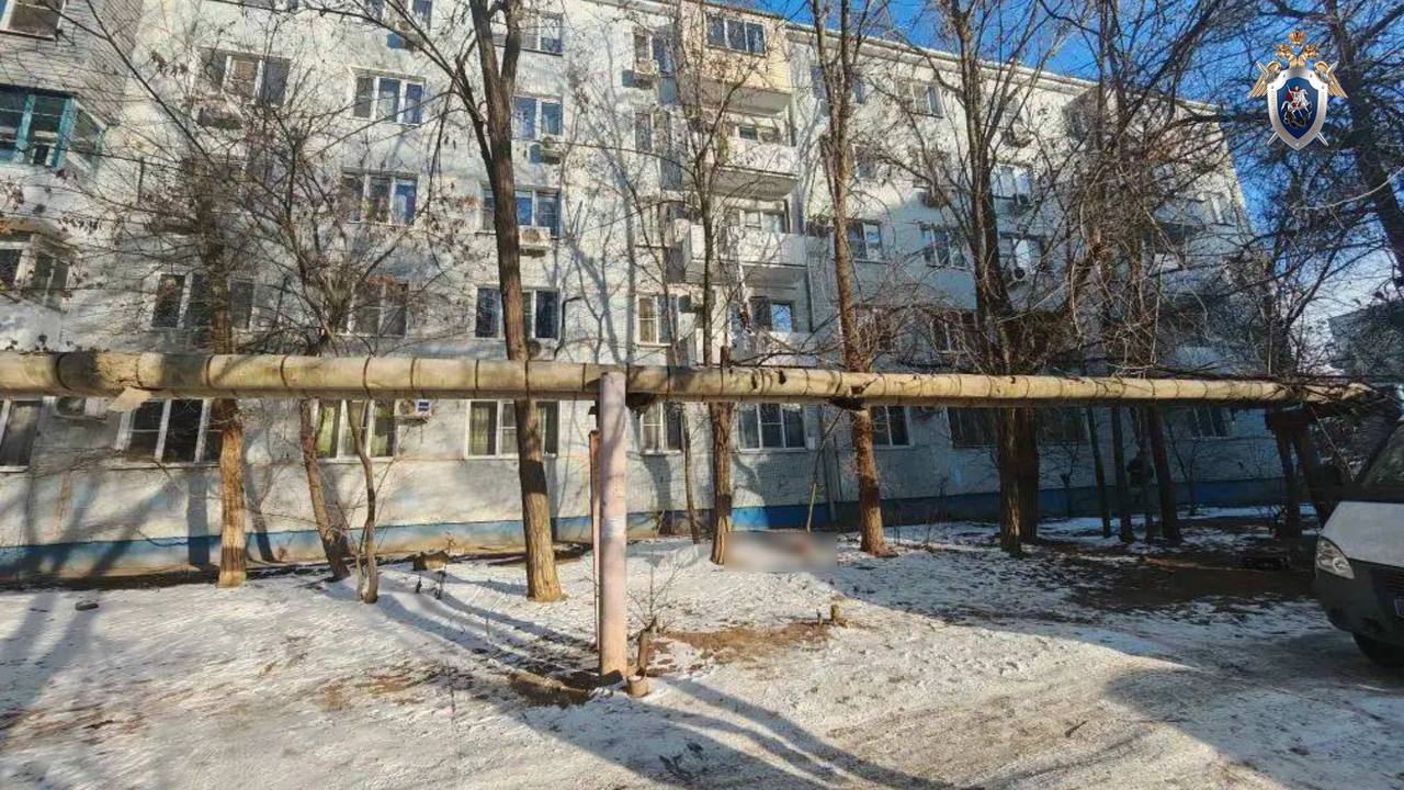 В Астрахани женщина погибла, выпав с балкона