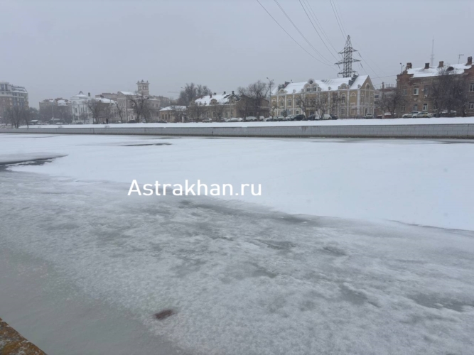 Лед на Красной набережной