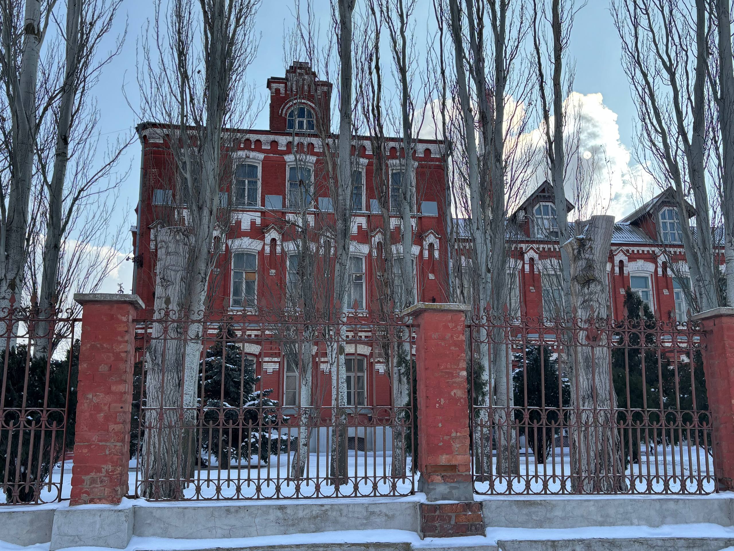 В Астрахани почти 4 часа тушили пожар в здании ликеро-водочного завода