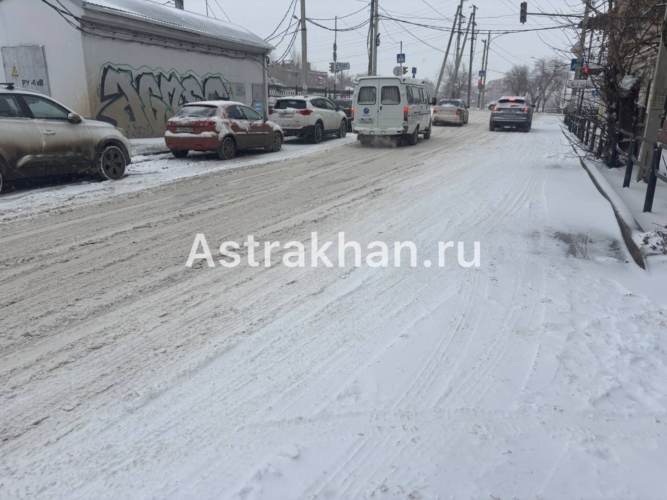 Снег на дороге