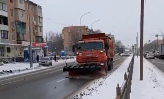 В Астрахани коммунальщики круглосуточно расчищают дороги
