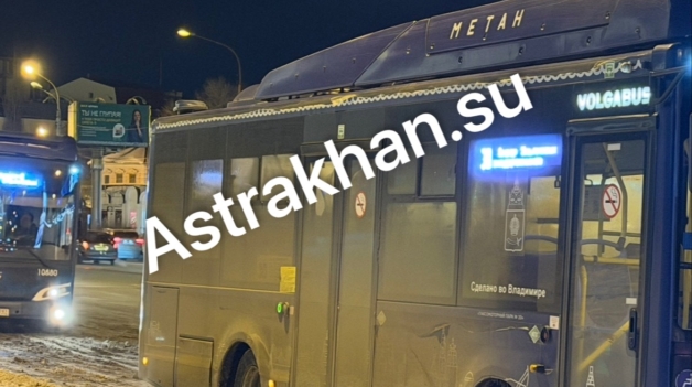 Грязные и скользкие: что происходит зимой с общественным транспортом в Астрахани Грязные и скользкие: что происходит зимой с общественным транспортом в Астрахани