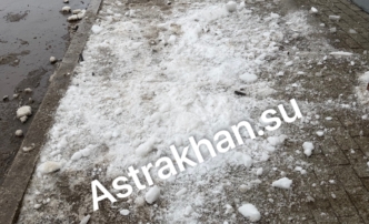 Астраханка едва избежала трагедии из-за падения с&nbsp;крыши ледяной глыбы