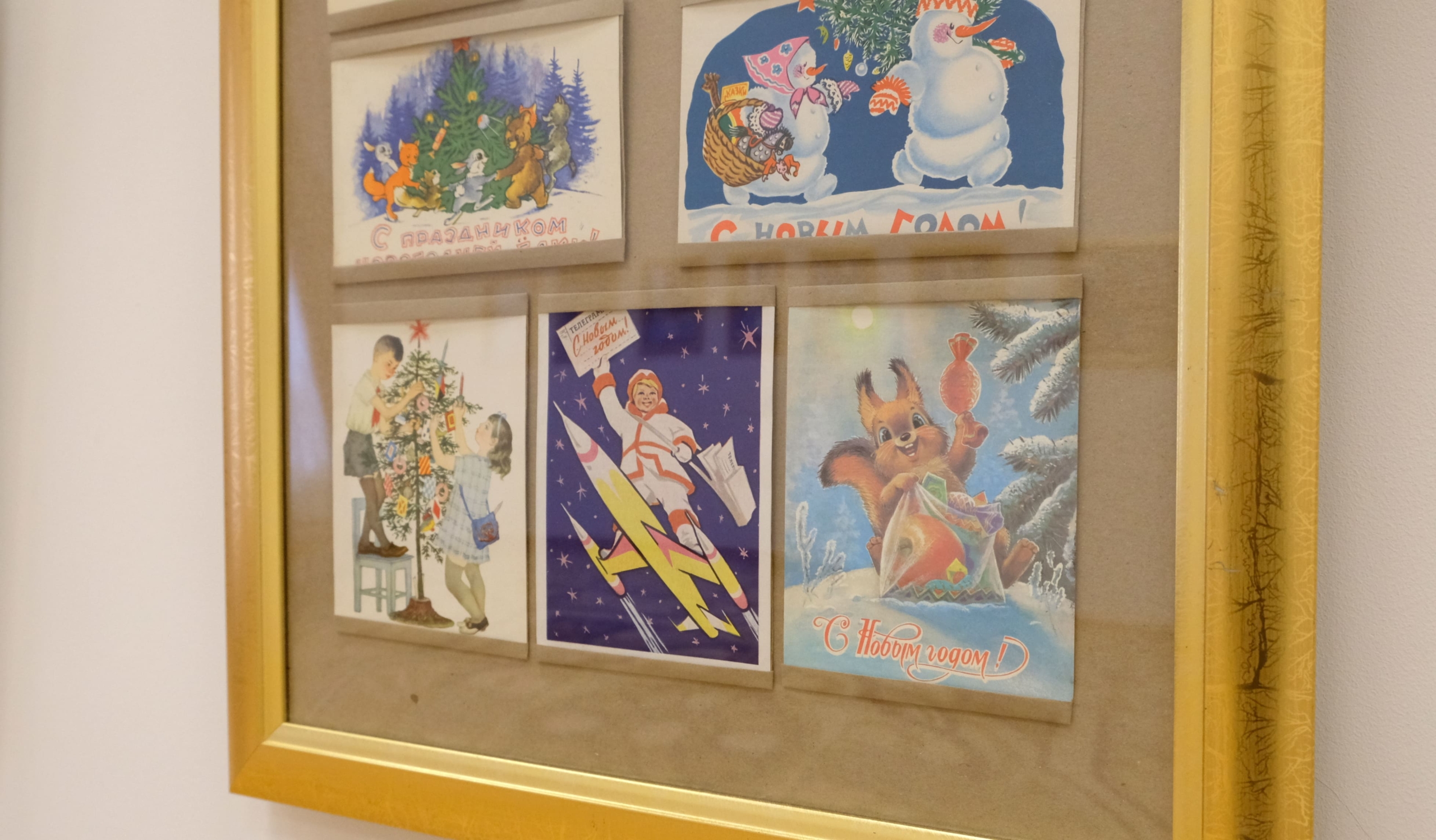 В Астраханском театре кукол работает выставка советских новогодних открыток