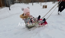 Зима в Астрахани: чем родители развлекают детей и что такого особенного в чунках Зима в Астрахани: чем родители развлекают детей и что такого особенного в чунках