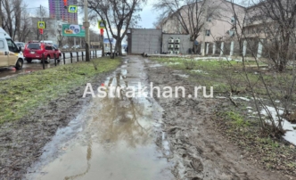 В Астрахани нашли пешеходную дорожку, преодолеть которую можно только вплавь