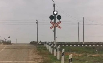 Новые бело-лунные секции светофоров установили на 23 переездах Приволжской железной дороги