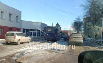 В Астрахани одна из оживленных дорог перекрыта из-за коммунальной аварии