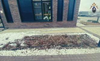 В Астрахани из окна многоэтажки выпала четырехлетняя девочка