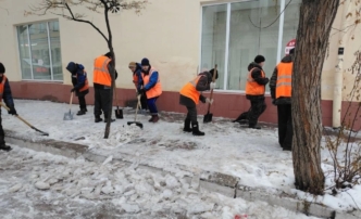 В Астрахани коммунальщики стали активнее чистить улицы от наледи