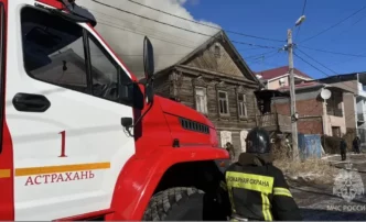 В Астрахани ликвидируют пожар, на котором погибла женщина
