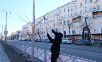 В Астрахани на площади Ленина подготавливают зеленые насаждения к&nbsp;весне