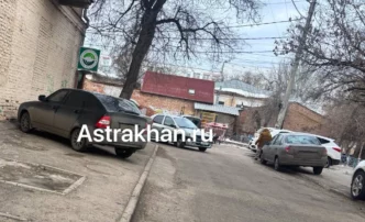 В Астрахани автохамы перекрывают тротуары и&nbsp;въезды во&nbsp;дворы