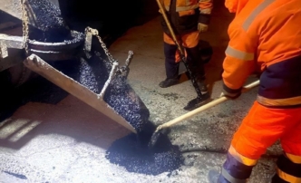 В Астрахани проводят ямочный ремонт дорог