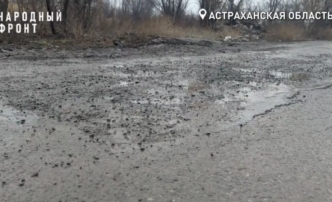 В Астрахани подсыпали ямы на проблемной улице
