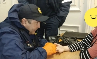 В Астрахани помогли девочке, которая едва не лишилась пальца из-за маленького кольца