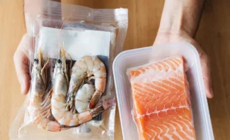 Несовершеннолетняя астраханка попалась при попытке вынести из магазина неоплаченные креветки и&nbsp;лосось