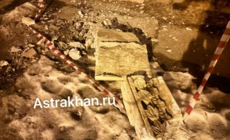 В Астрахани на тротуар рухнула часть фасада жилого дома