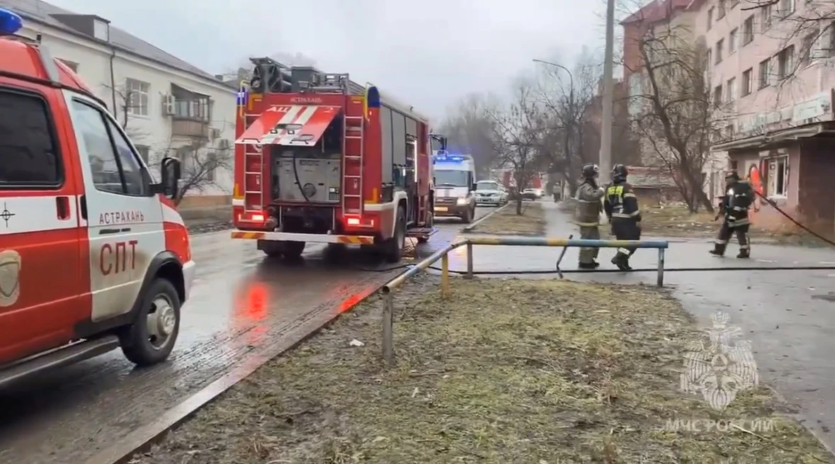 В Астрахани пожарные эвакуировали из расселенного общежития четырех человек