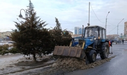 В Астрахани коммунальные службы продолжают наводить порядок на улицах