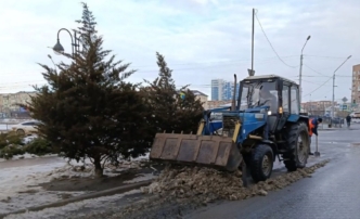 В Астрахани коммунальные службы продолжают наводить порядок на улицах