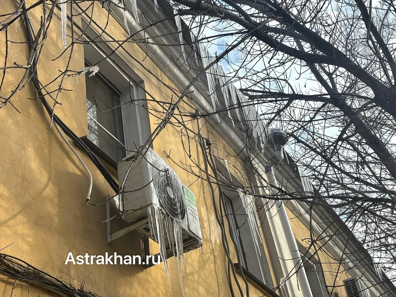 В Астрахани потепление – с крыш падают сосульки и снег