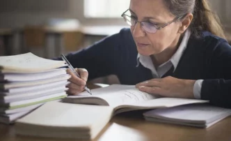 В России с&nbsp;учителей могут снять обязанность проверять домашнее задание